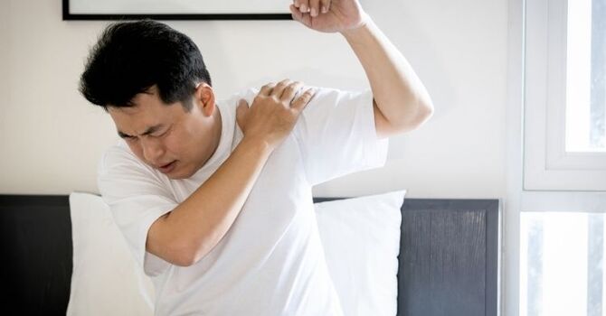 Frozen Shoulder: Signs, Symptoms, and How Chiropractic Care Can Help